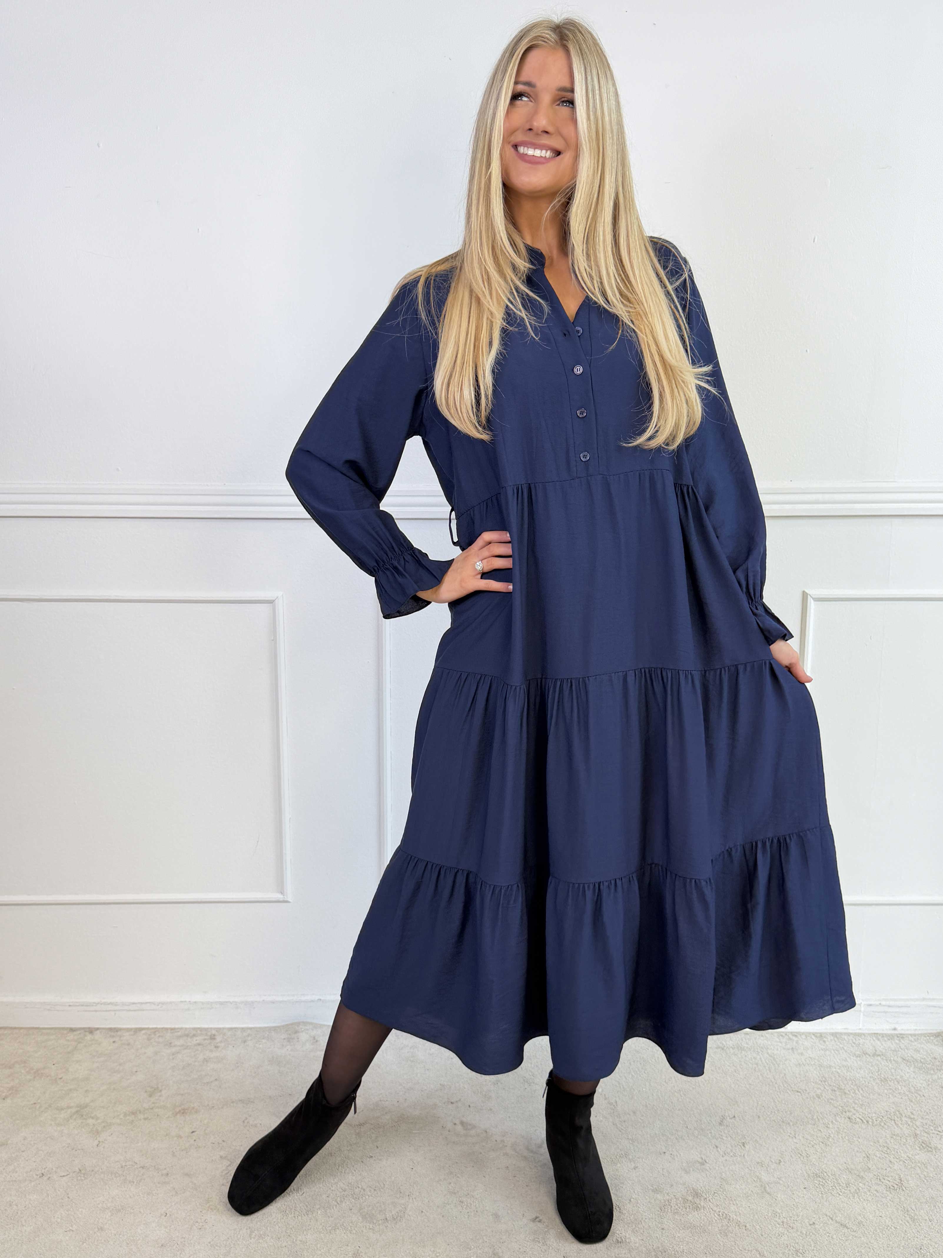 Clemence - Feminin kjole i viskose med fint lag-på-lag-look og knapper ved udskæringen